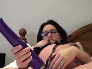 Amateur pregnant babe tit clamps and hitachi orgasm