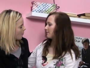Teen lesbo licking cunt