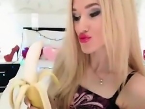 Hott Amateur Blonde GF Sucks Banana Gently on Web Cam