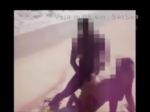 Gangbang na praia com Fabyycasada e marido corno filmando