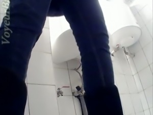 White chick in blue jeans filmed pissing in the toilet room