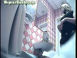 Blonde housewife with thick booty recorded on hidden cam