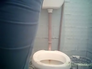 White chick in blue jeans steps on the shitter and pisses
