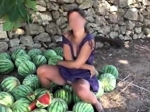 Stacked amateur cougar masturbates with her favorite fruit