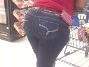 Caught this Ghetto BBW Mom in jeans walking