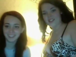 2 amateur british teens bate and play on cam