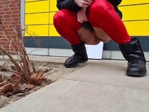 Public piss at the packing station