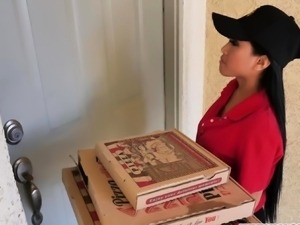 Suck and fuck with Asian delivery babe