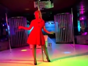 Bodacious mature stripper puts on a fabulous show on stage