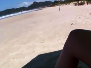 She fingers her Pussy at the beach - masturbando na praia
