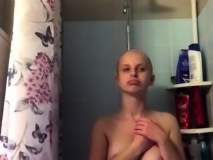 Webslut Ida taking a shower and let you watch