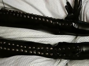 Young blonde fingers and toys her pussy on web cam