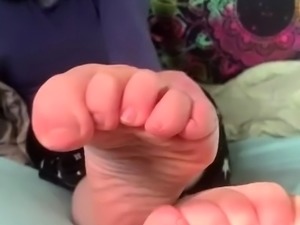 Amateur Foot Fetish Girlfriend Sucks and gives a Footjob